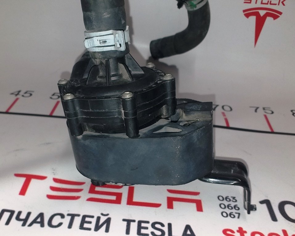 16 Coolant pump AWD Tesla model S 1067473-00-H